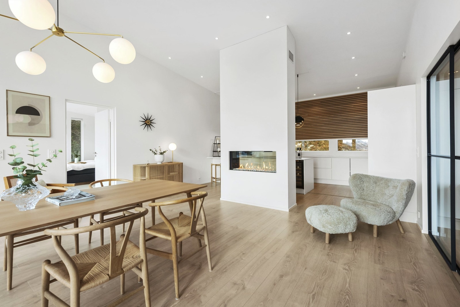 Fra spisestuen mot kjøkken. Lekker gjennomgående gasspeis som varmer godt. Galleribilde