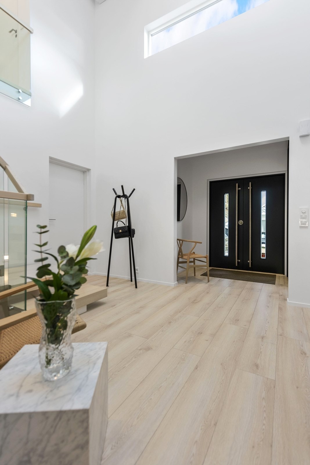 Hall og inngangsparti med dobbel vedlikeholdsfri dør Galleribilde