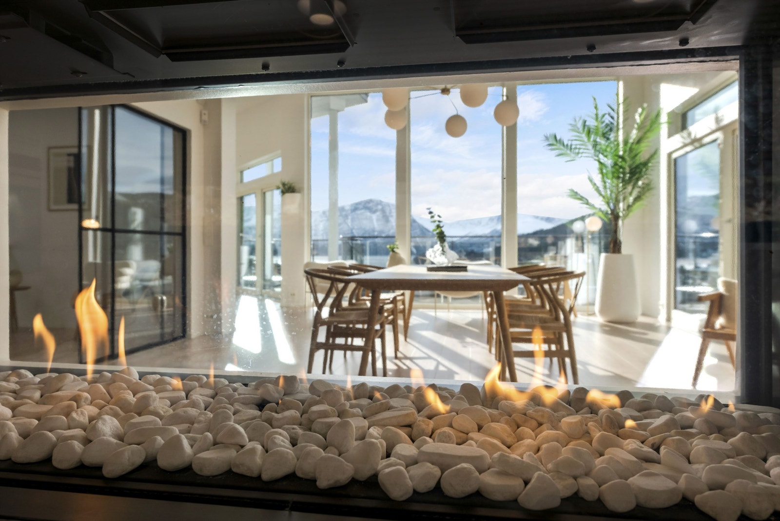 Spisetue sett gjennom gasspeisen fra kjøkkenet Galleribilde