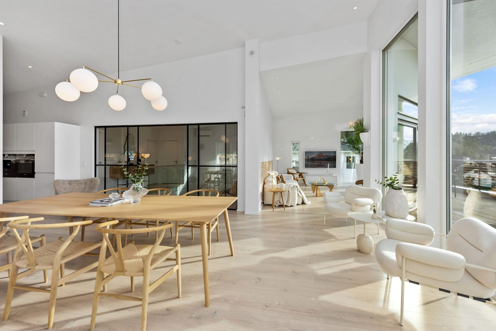 Stue og spisestue - legg merke til de store vinduene som gir fantastiske lys- og utsiktsforhold Galleribilde