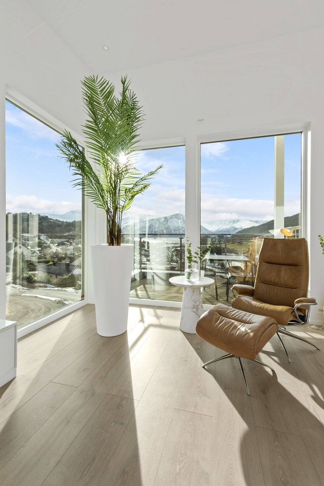 Del av stuen som slipper inn mye lys gjennom de store vinduene. Galleribilde