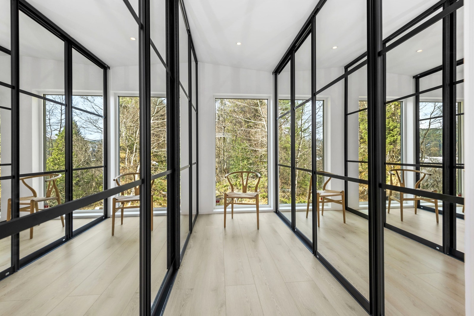 Garderobe i tilknytning til hovedsoverom. Leba skyvedører med speil og svart ramme. Galleribilde