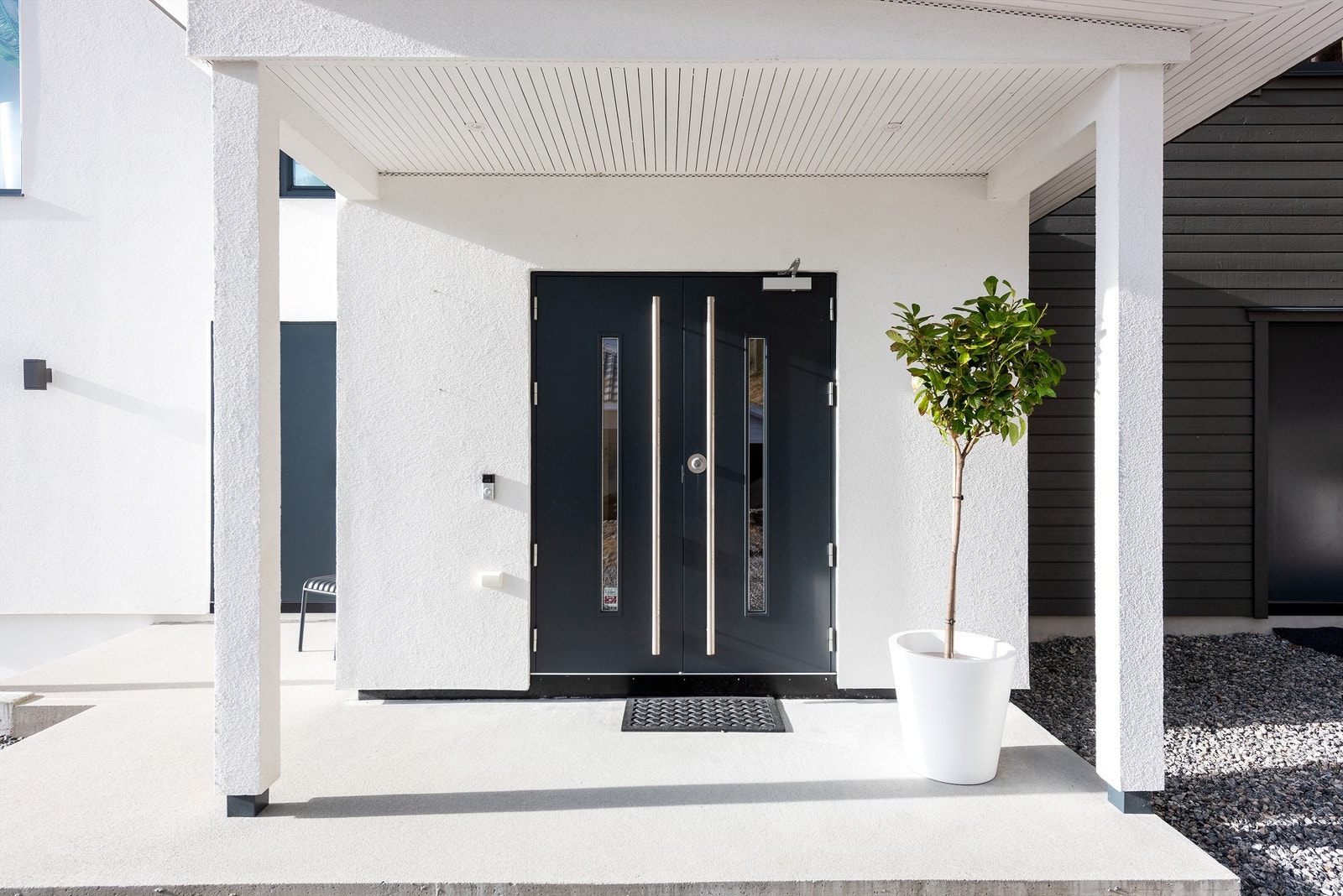 Pent overbygd inngangsparti Galleribilde