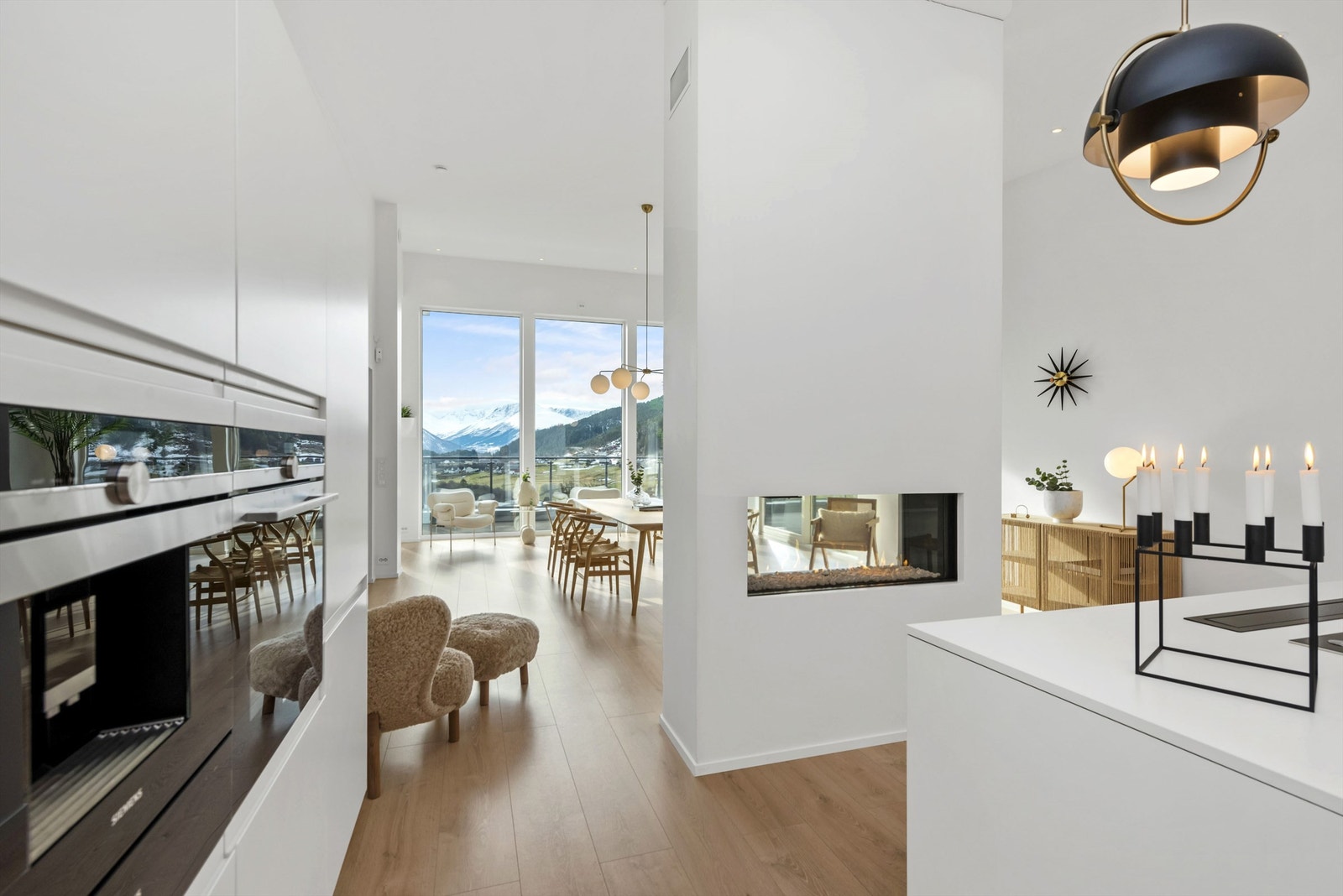 Kjøkken med gjennomgående gasspeis til spisestuen Galleribilde