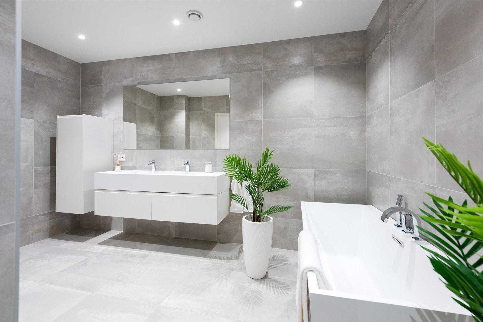 Lekkert bad i 1. etasje med både dusj og badekar Galleribilde