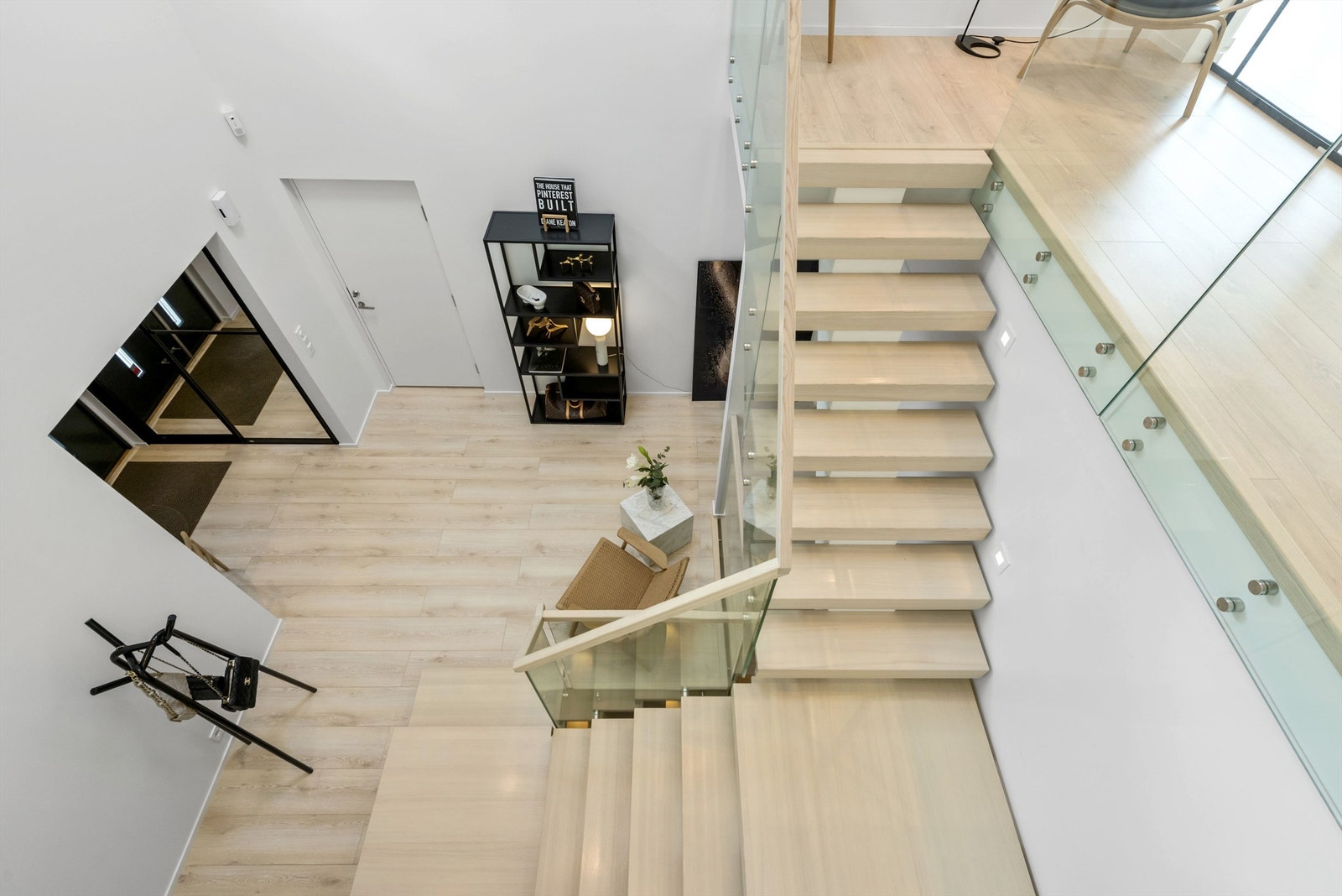 Lekker egendesignet trapp med glass og håndrekke i tre. Galleribilde