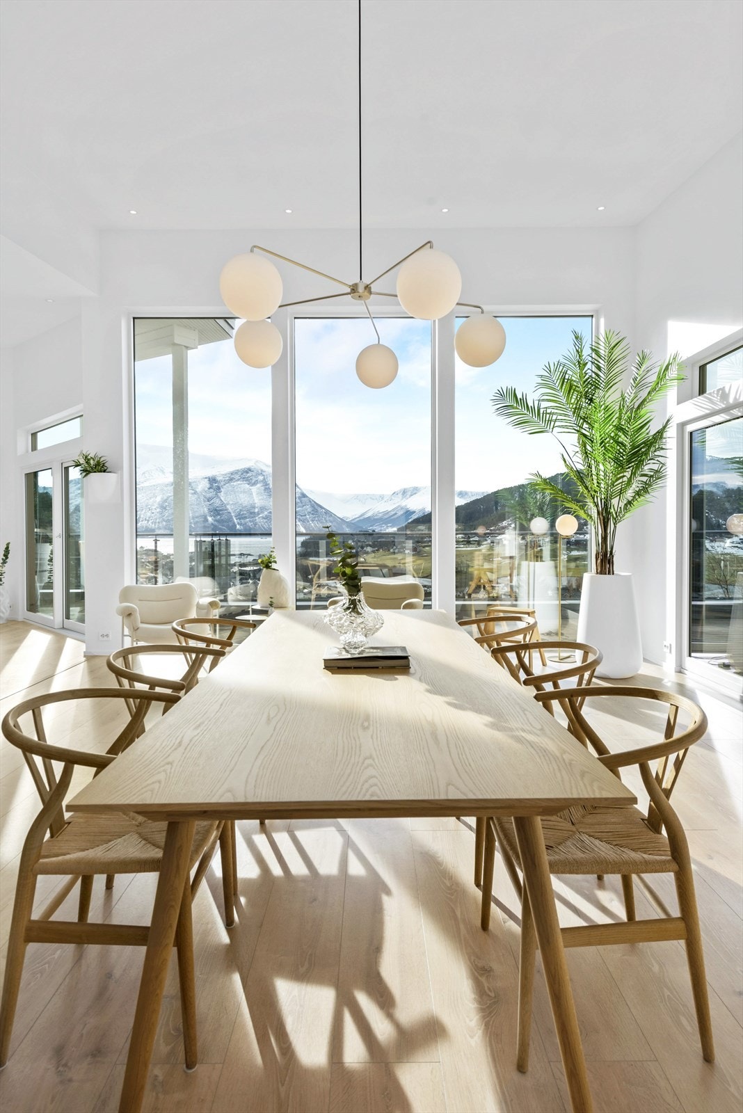 Fra spisestuen hvor det er praktfull utsikt mot fjord og fjell Galleribilde