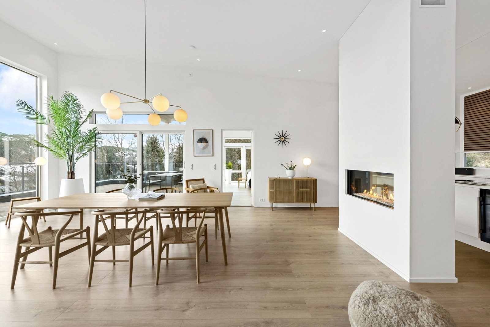 Spisestuen har flotte lyforhold og skyvedør til veranda på ca 88 m2. Gjennomgående gasspeis Galleribilde