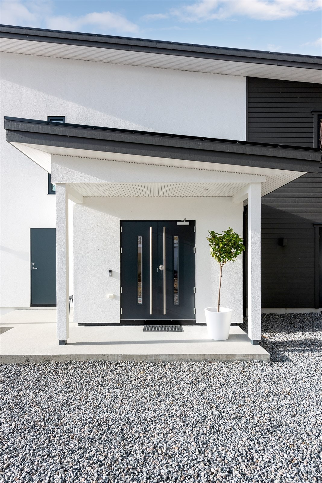 Inngangsparti som er overbygd. Dobbel vedlikeholdsfri inngangsdør. Galleribilde