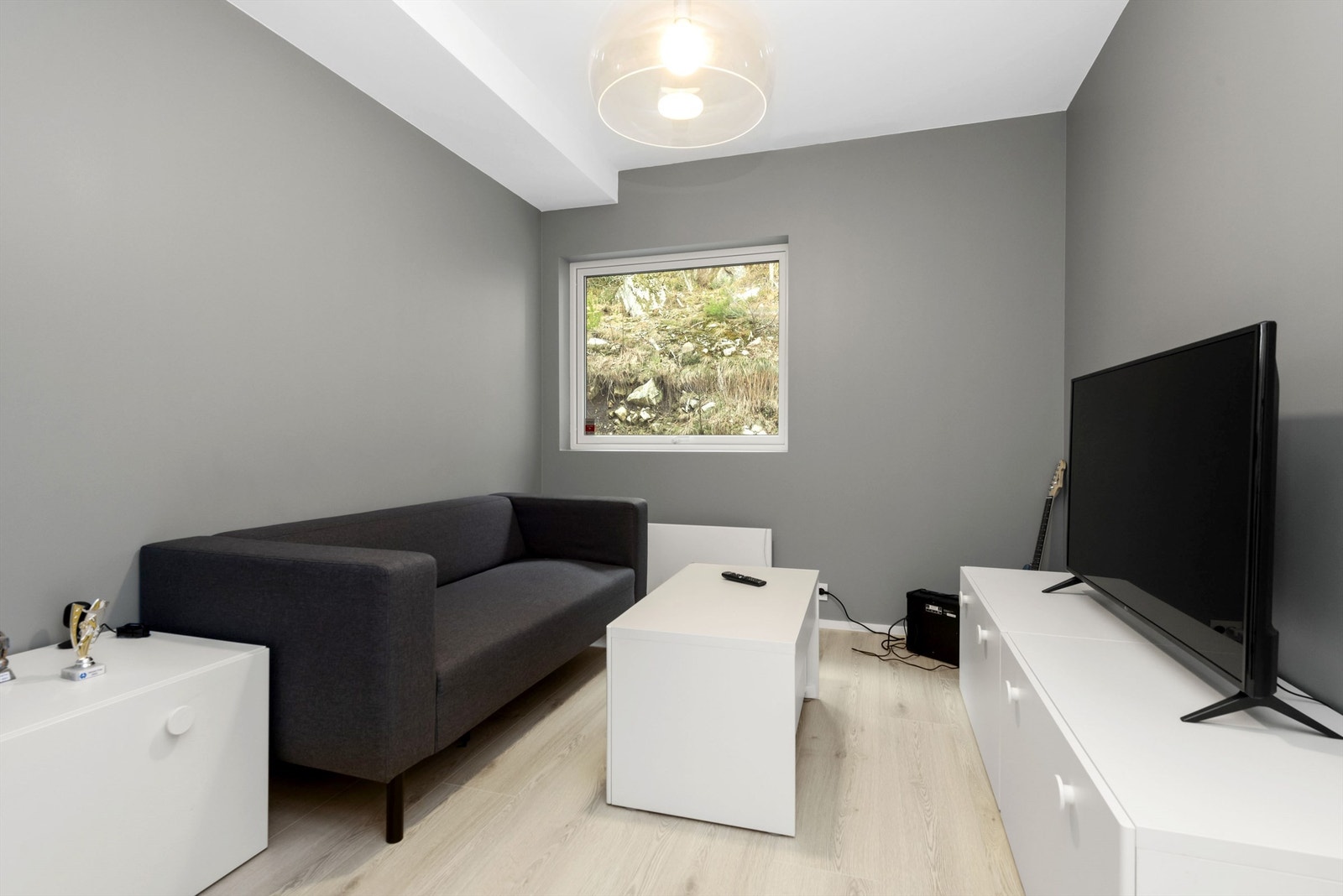 Soverom i 1. etasje som i dag brukes som tv-stue Galleribilde