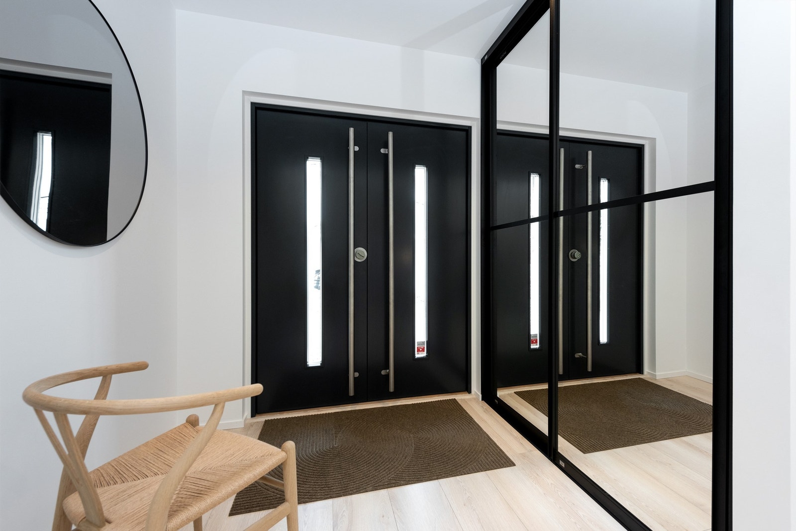 Hall med Leba skyvedørsgarderobe med speil og svarte profiler Galleribilde