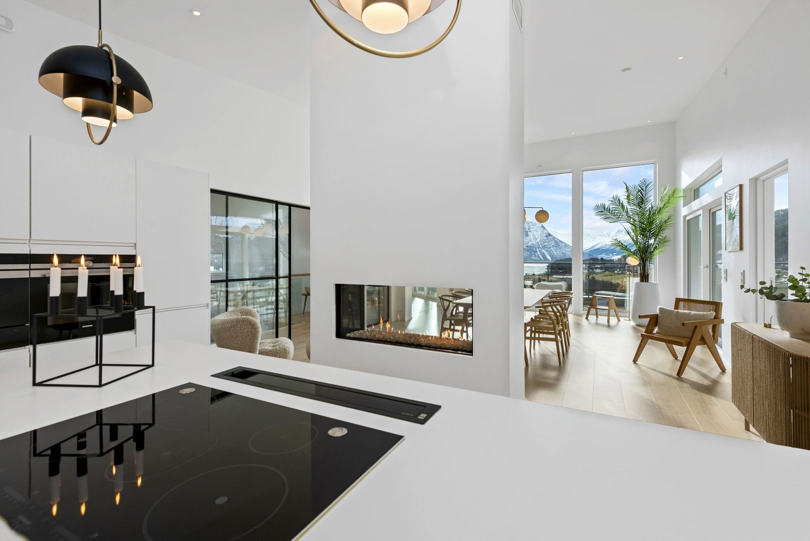 Fra kjøkken mot spisestue Galleribilde