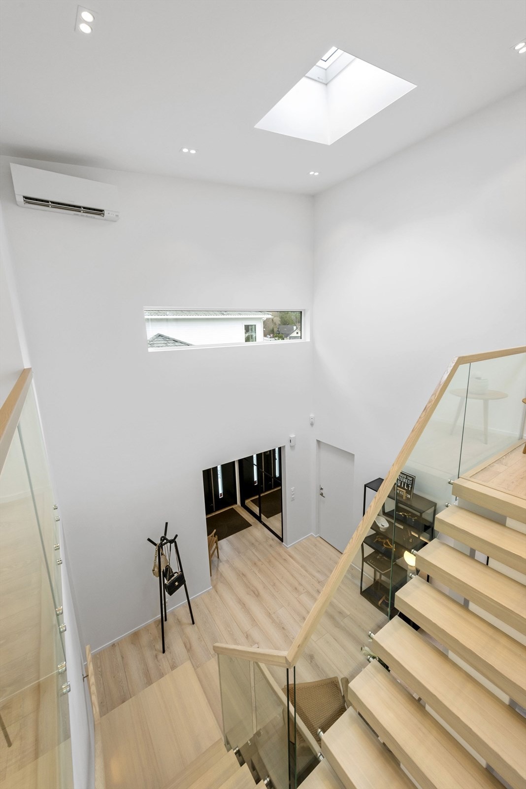 Hall med 7 meter takhøyde og takvindu som slipper inn lys Galleribilde