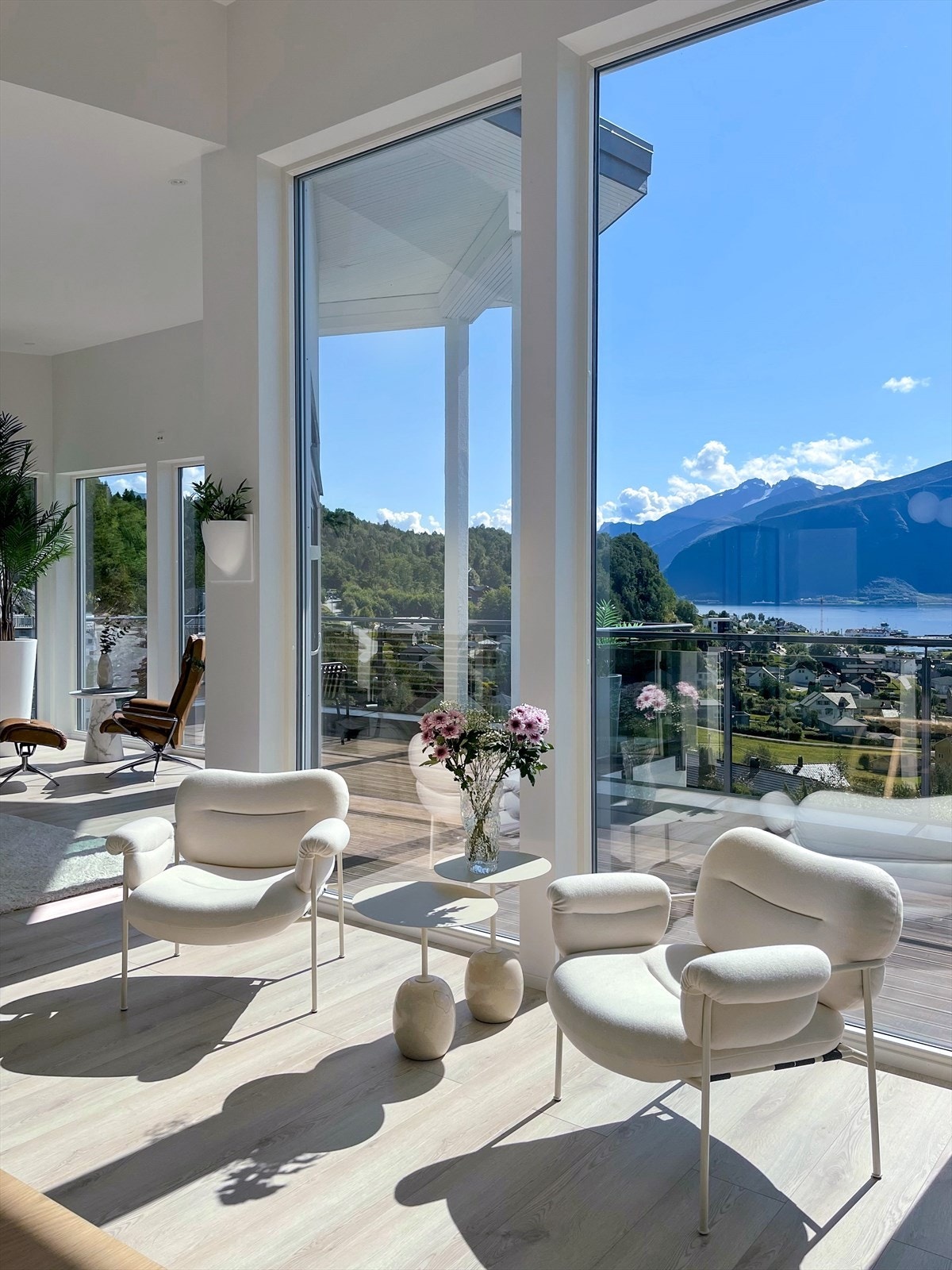 Utsikt fra spisestuen mot fjord og fjell Galleribilde