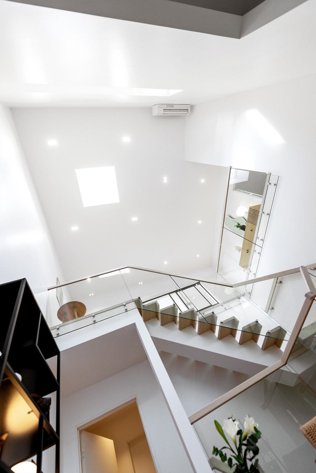 Det er 7 meter takhøyde i hall og takvindu, samt ledspotter i tak. Galleribilde