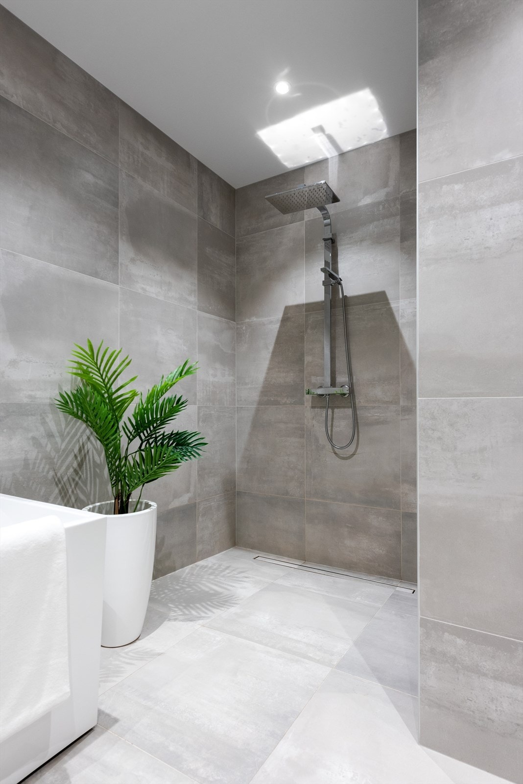 Regndusj i bad i 1. etasje Galleribilde