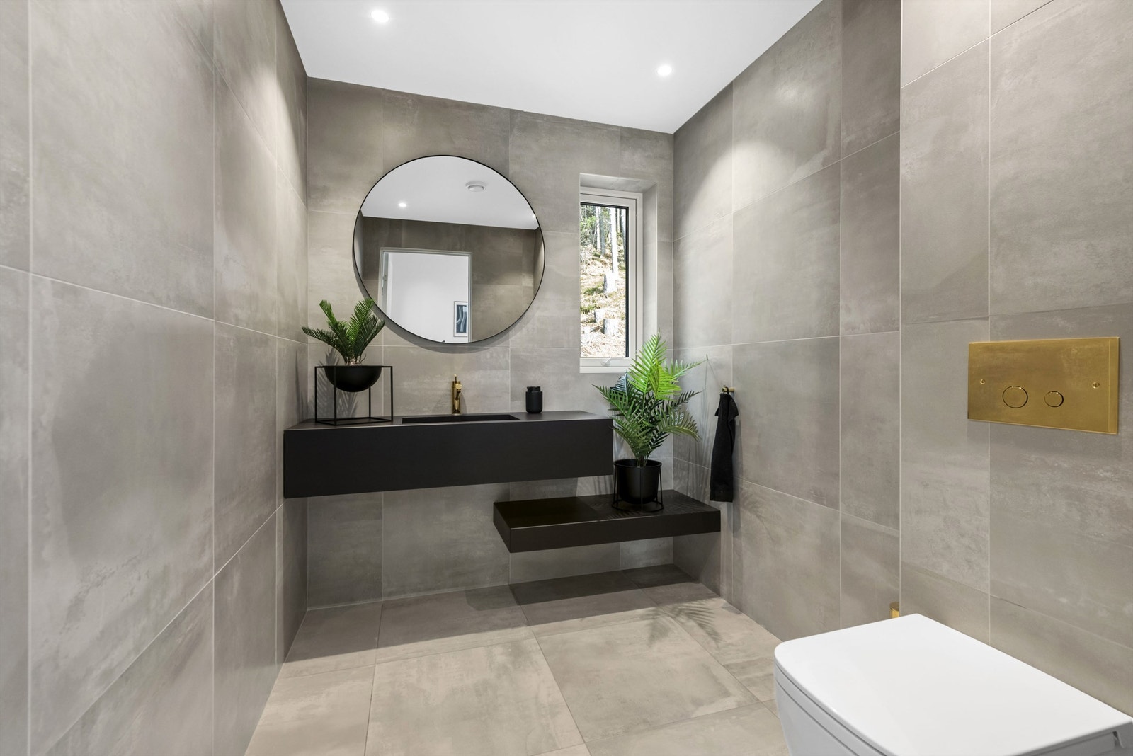 Gjestetoalett i 2. etasje med egendesignet innredning. 60 x 60 fliser på gulv og vegger fra Modena. Ledspotter i tak og vegghengt wc. Galleribilde