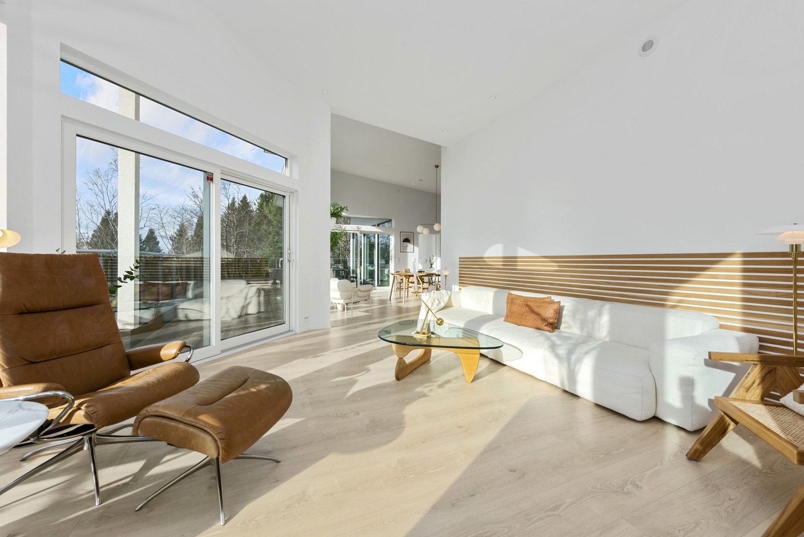 Stue med eikespiler på deler av veggen. Stuen er lys og delikat. Galleribilde