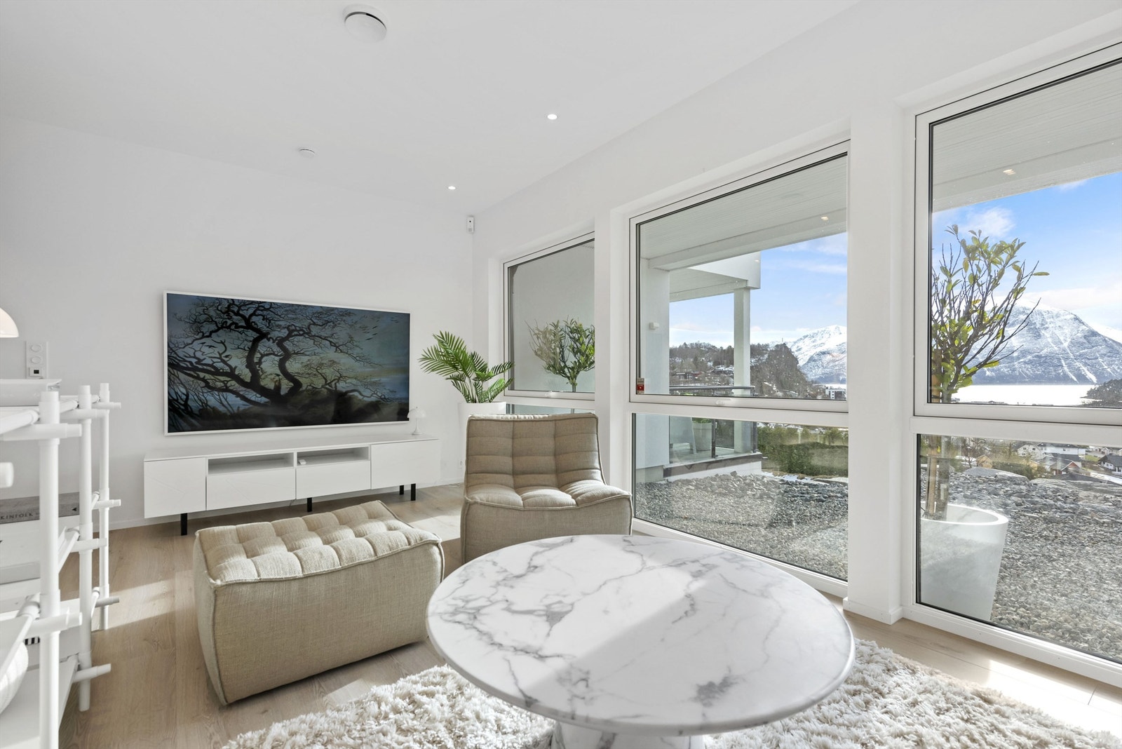 Lys og flott tv-stue i 1. etasje Galleribilde