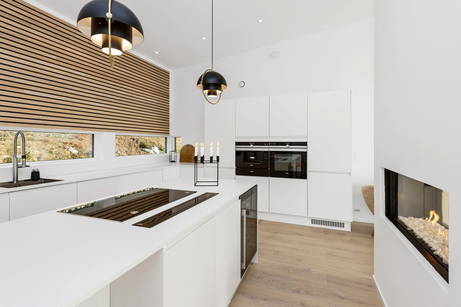 Kjøkkeninnredning fra Vegsund Trevare. Vinskap, stor induksjonstopp, kaffemaskin og stekeovn. Ledspotter i tak. Gejennomgående gasspeis til spisestuen. Galleribilde