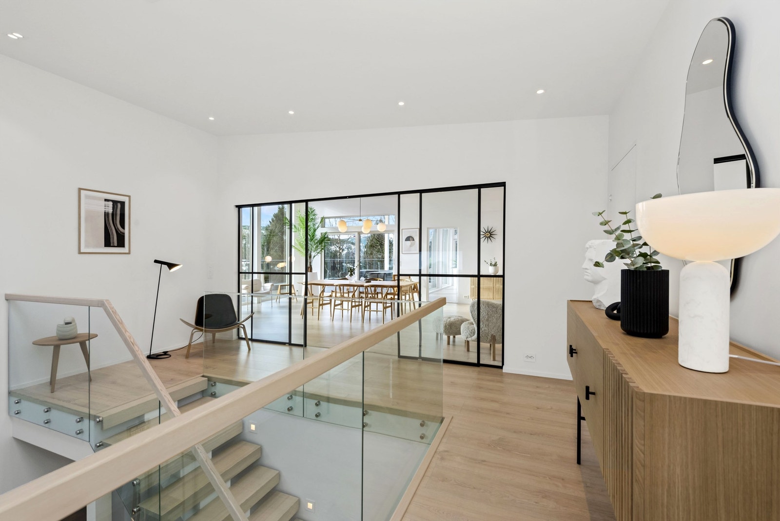 Hall i 2. etasje med glassdører til stue og kjøkken Galleribilde