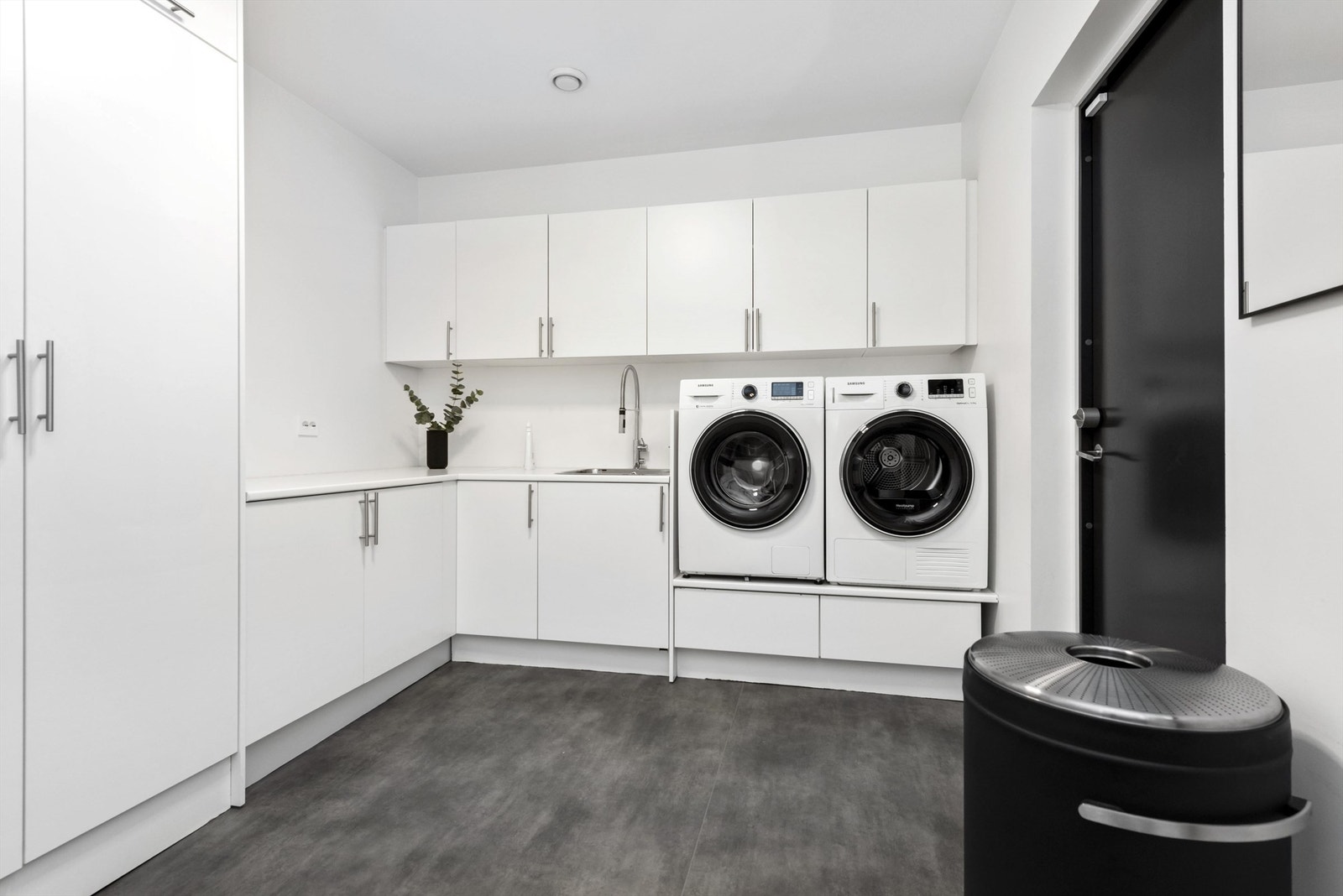 Stort vaskerom med egen inngang og godt med innredning Galleribilde
