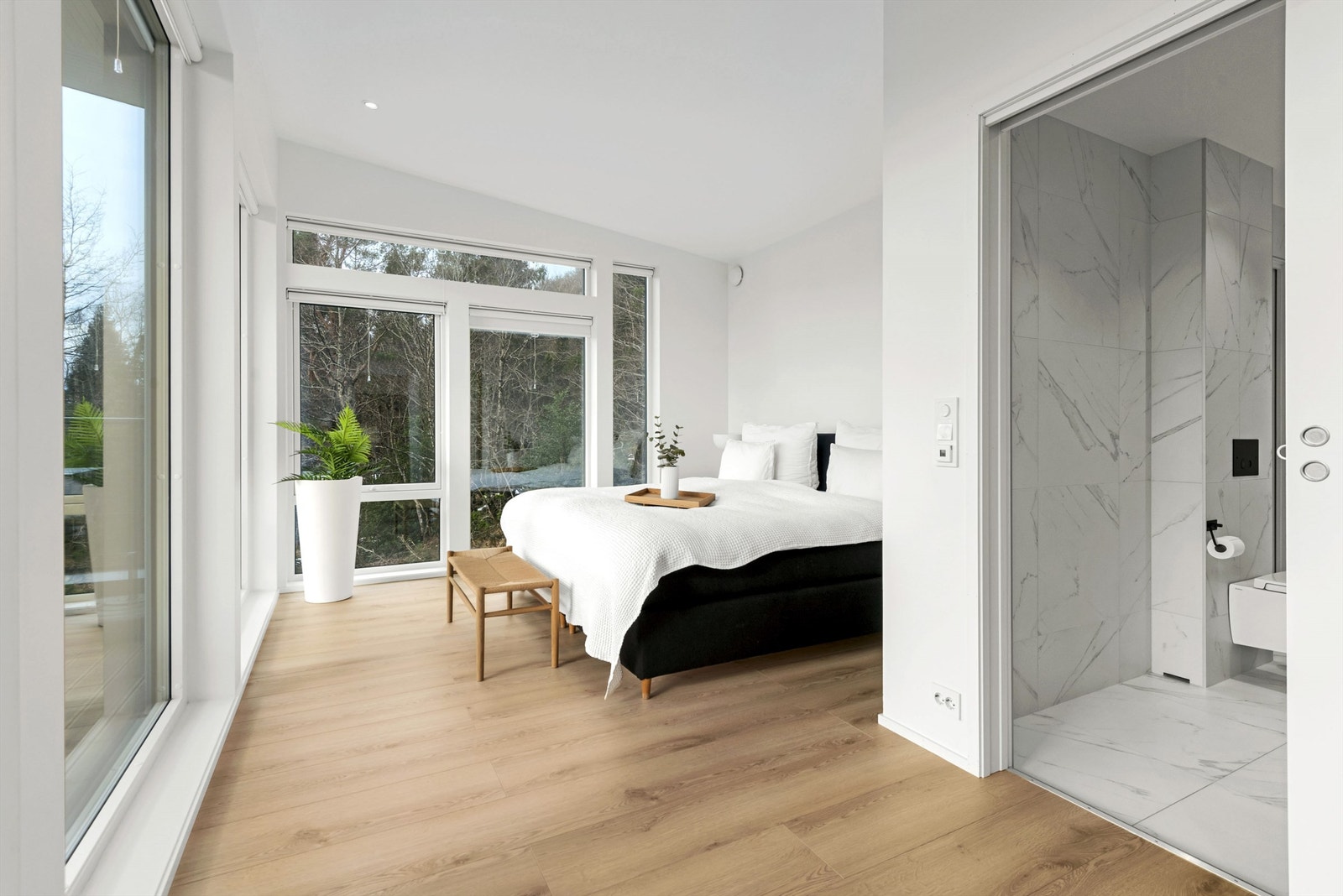 Hovedsoverommet har også store vindusflater uten innsyn. I tilknytning til soverommet er det bad og garderobe. Galleribilde