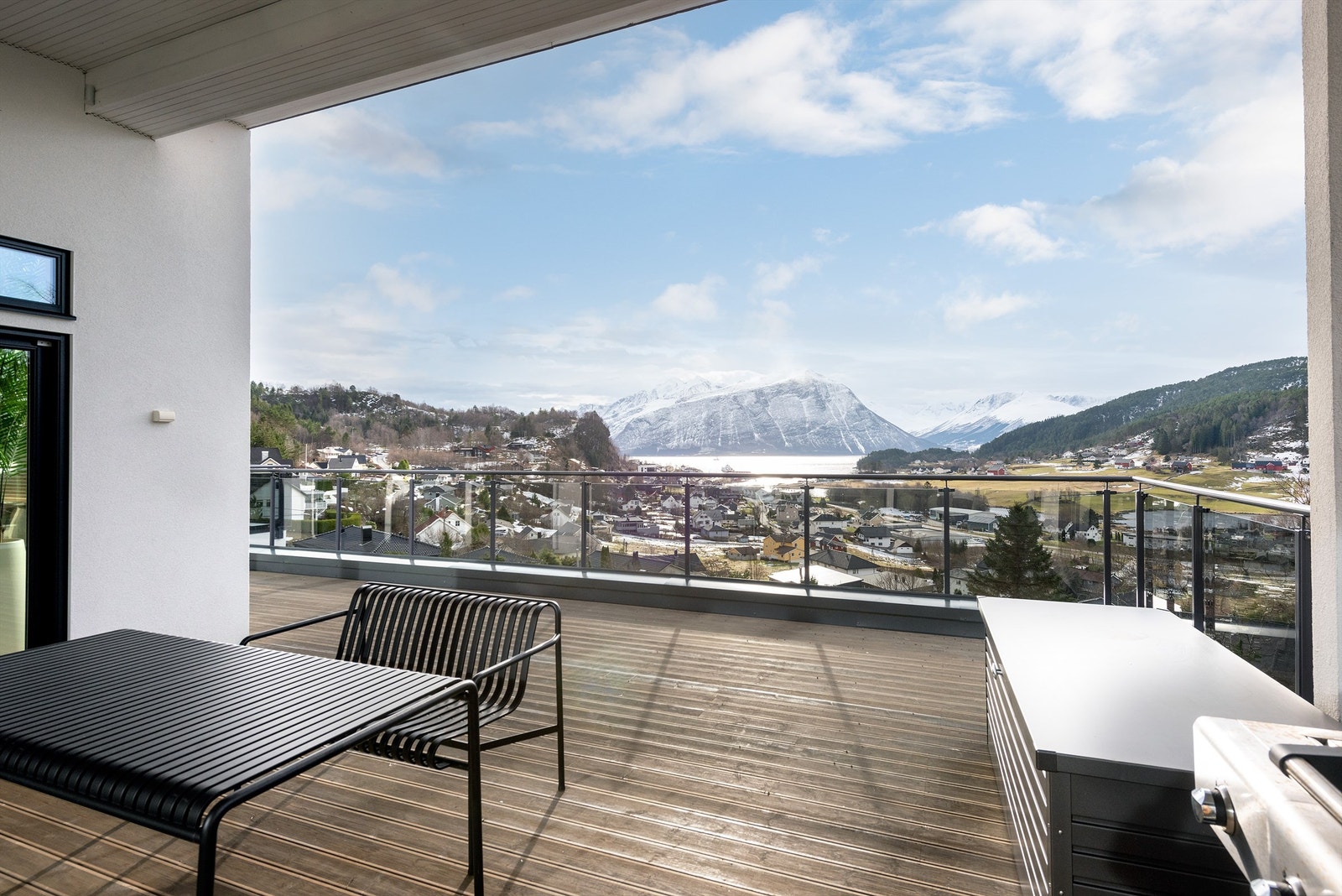 Veranda på ca 88 m2 som ligger usjenert til og er delvis overbygd Galleribilde