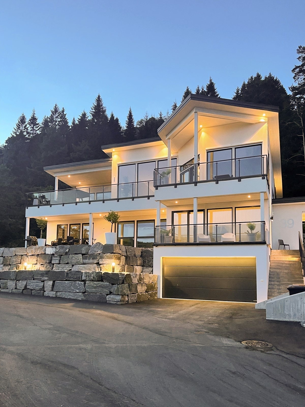 Bilde som viser kveldsstemning av fasader Galleribilde