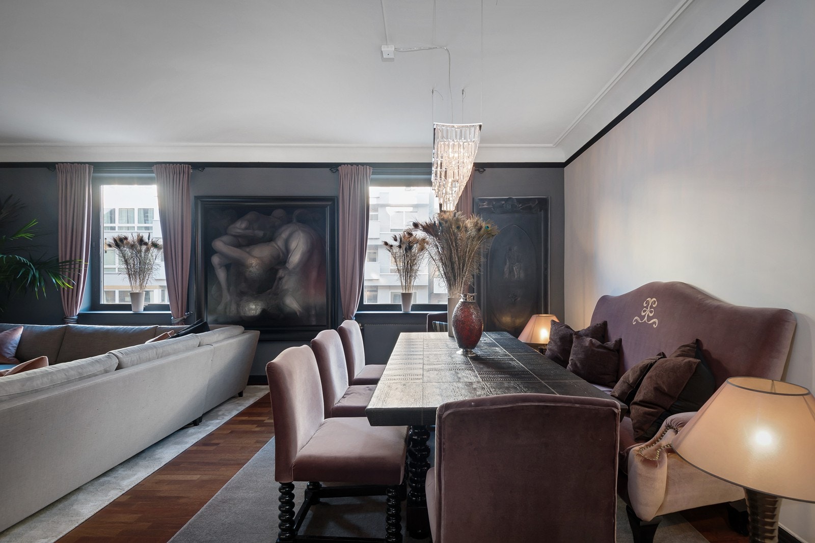 Stor stue med god plass til det man måtte ønske av møblement Galleribilde