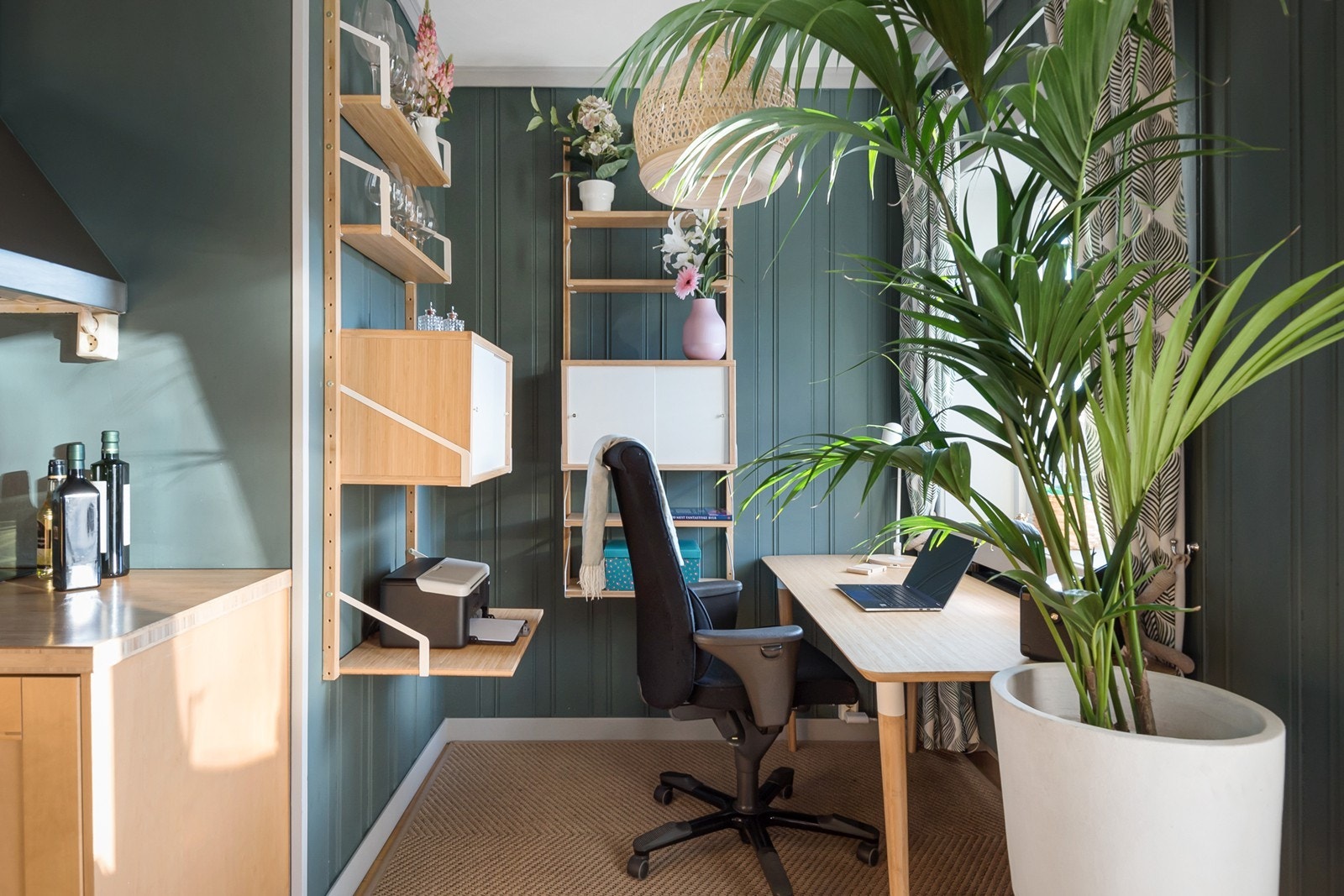 Kjøkken med kontorpult og utgang til balkong Galleribilde