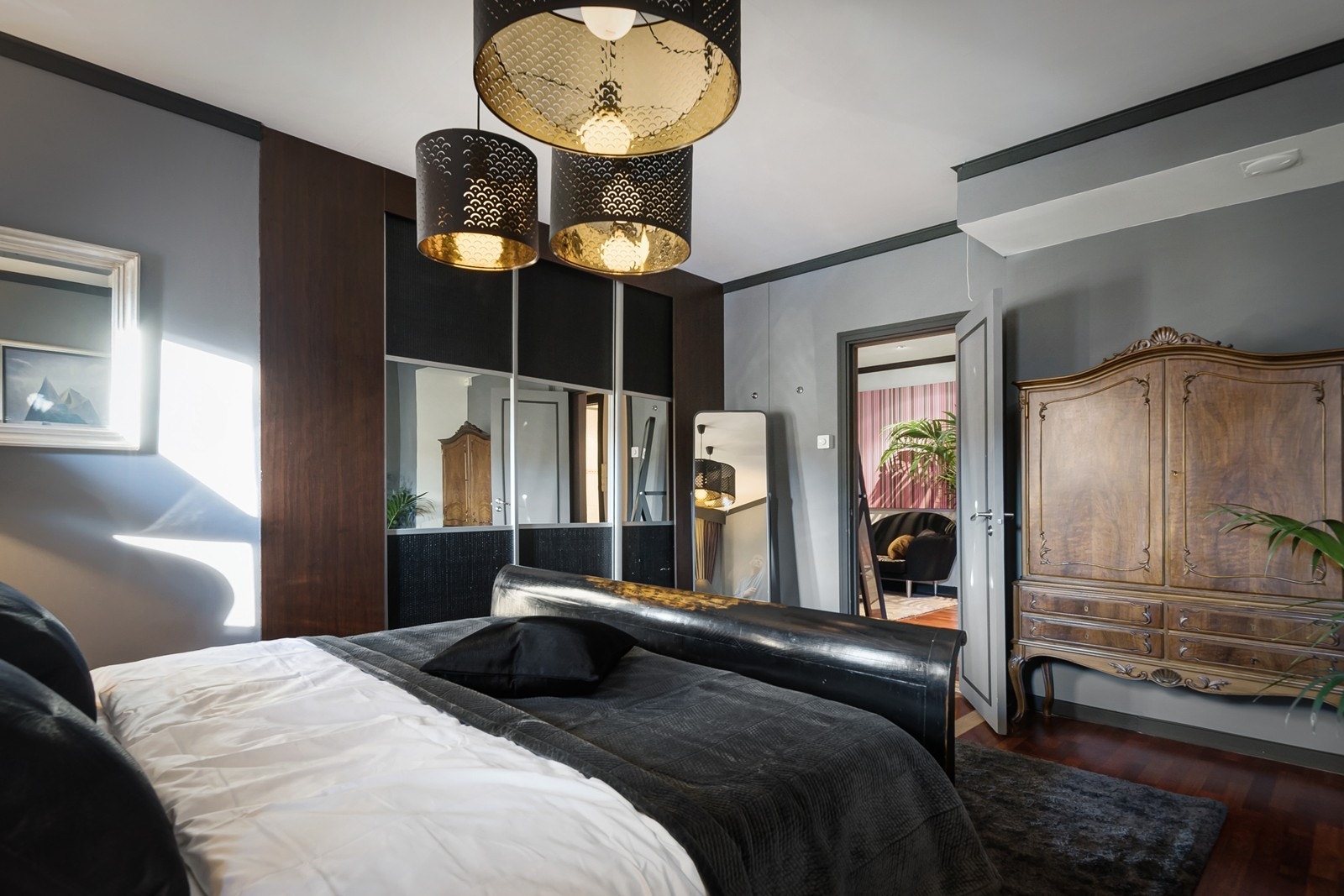 Soverommet har god plass til stor dobbeltseng og annet møblement Galleribilde