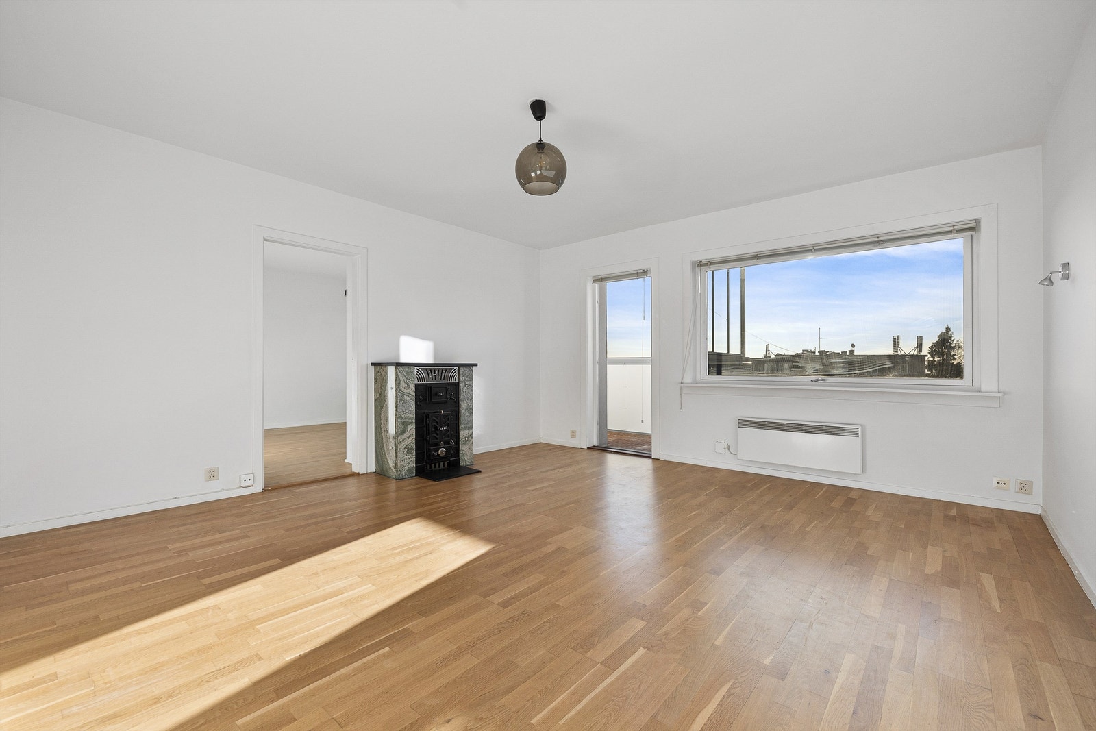 Romslig stue med utgang til innglasset balkong Galleribilde