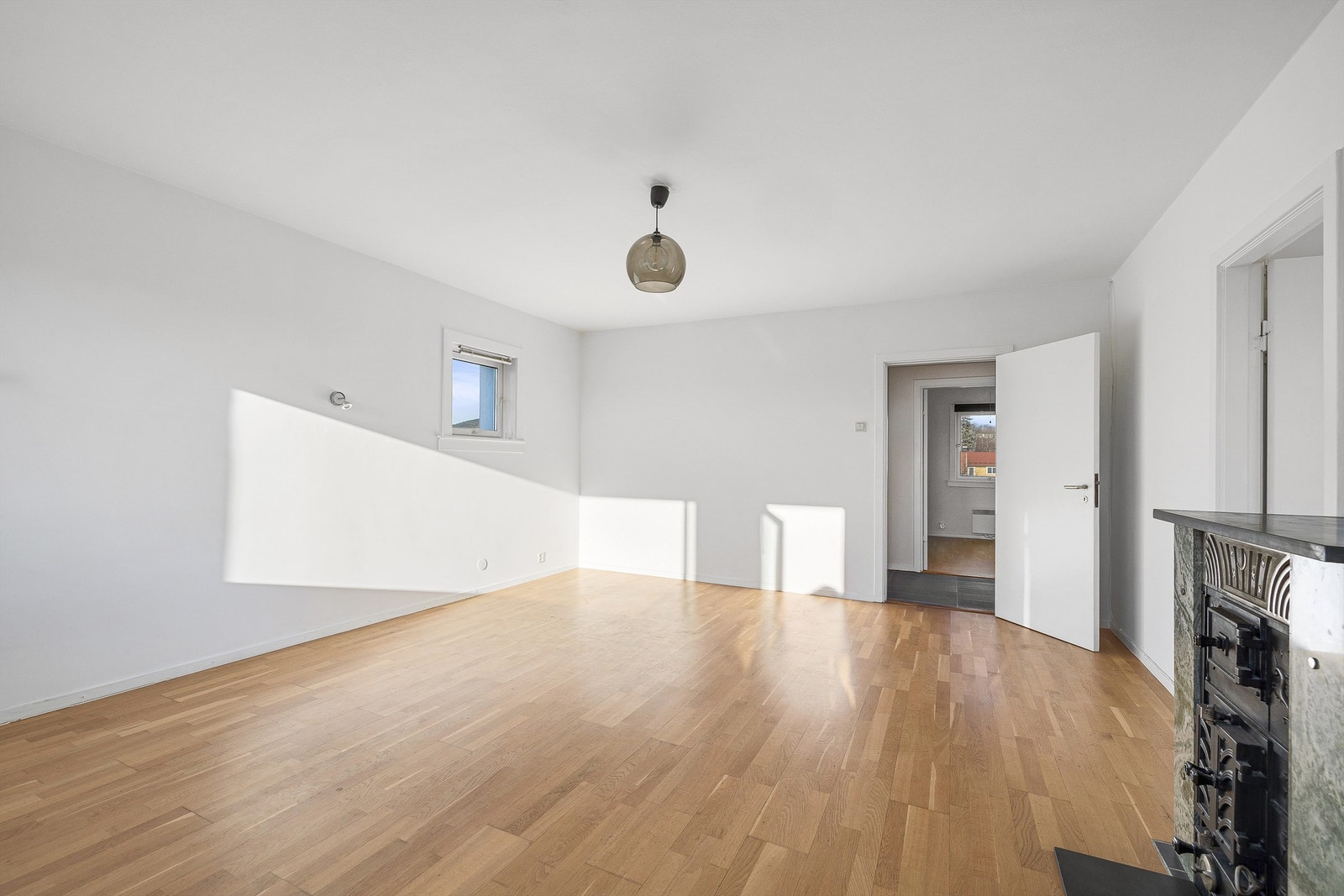 Her er det god plass til både sofa og spisebord Galleribilde