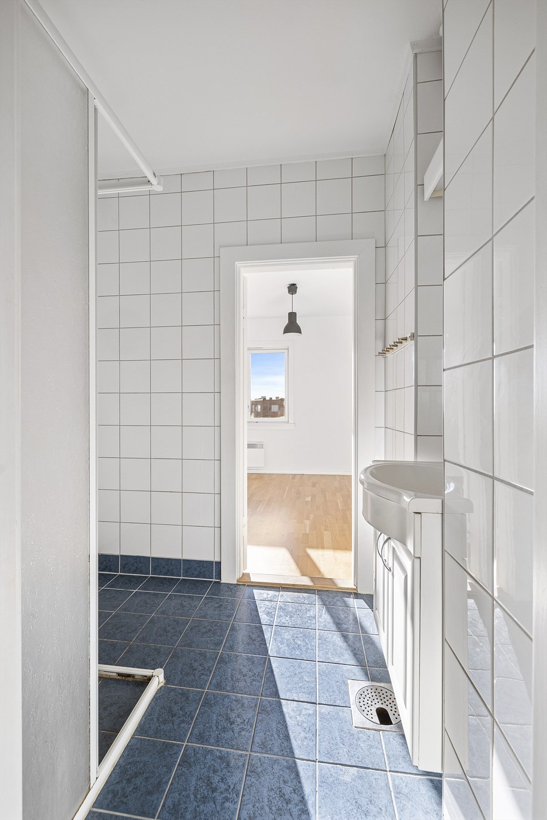 Bad med inngang fra både gangen og soverommet Galleribilde