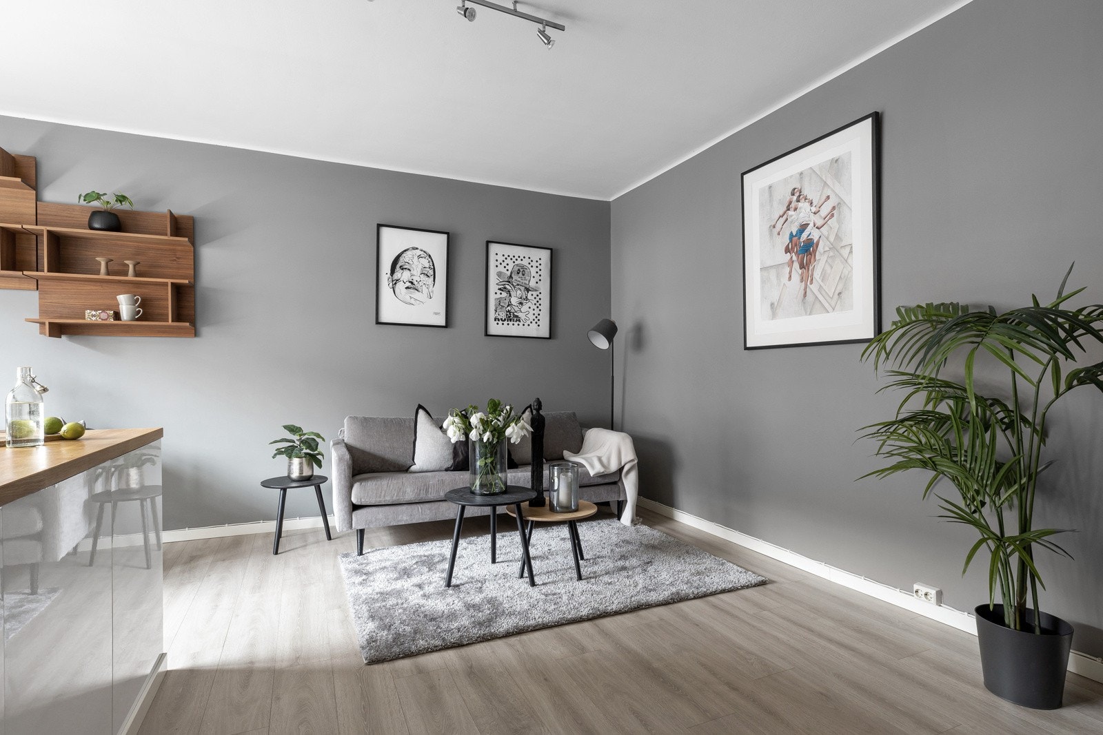 Stuen har god plass til sofa og TV Galleribilde