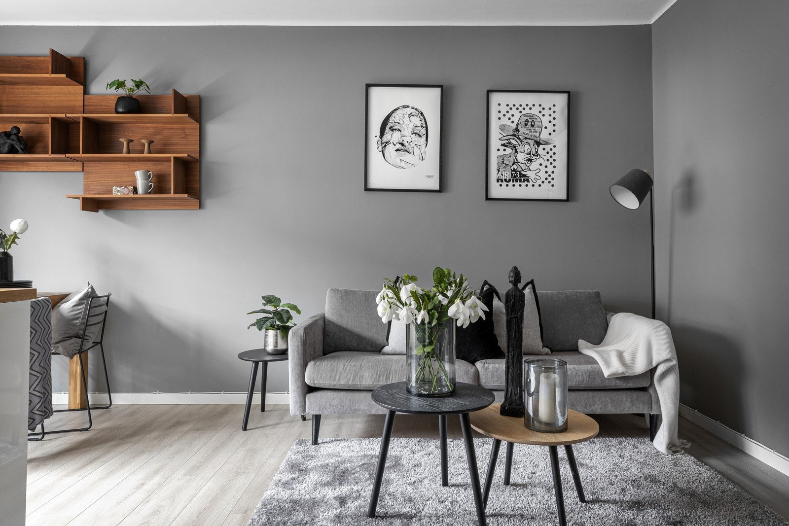 Lys og koselig stue med mye naturlig lys. Veggene er malt i moderne farger og gulvet er lagt med vedlikeholdsfritt laminat. Galleribilde