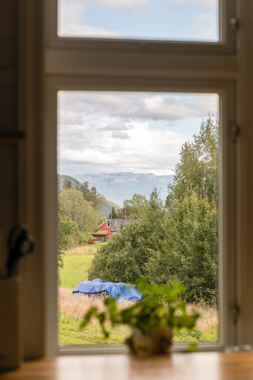 Idyllisk utsikt fra vindu Galleribilde