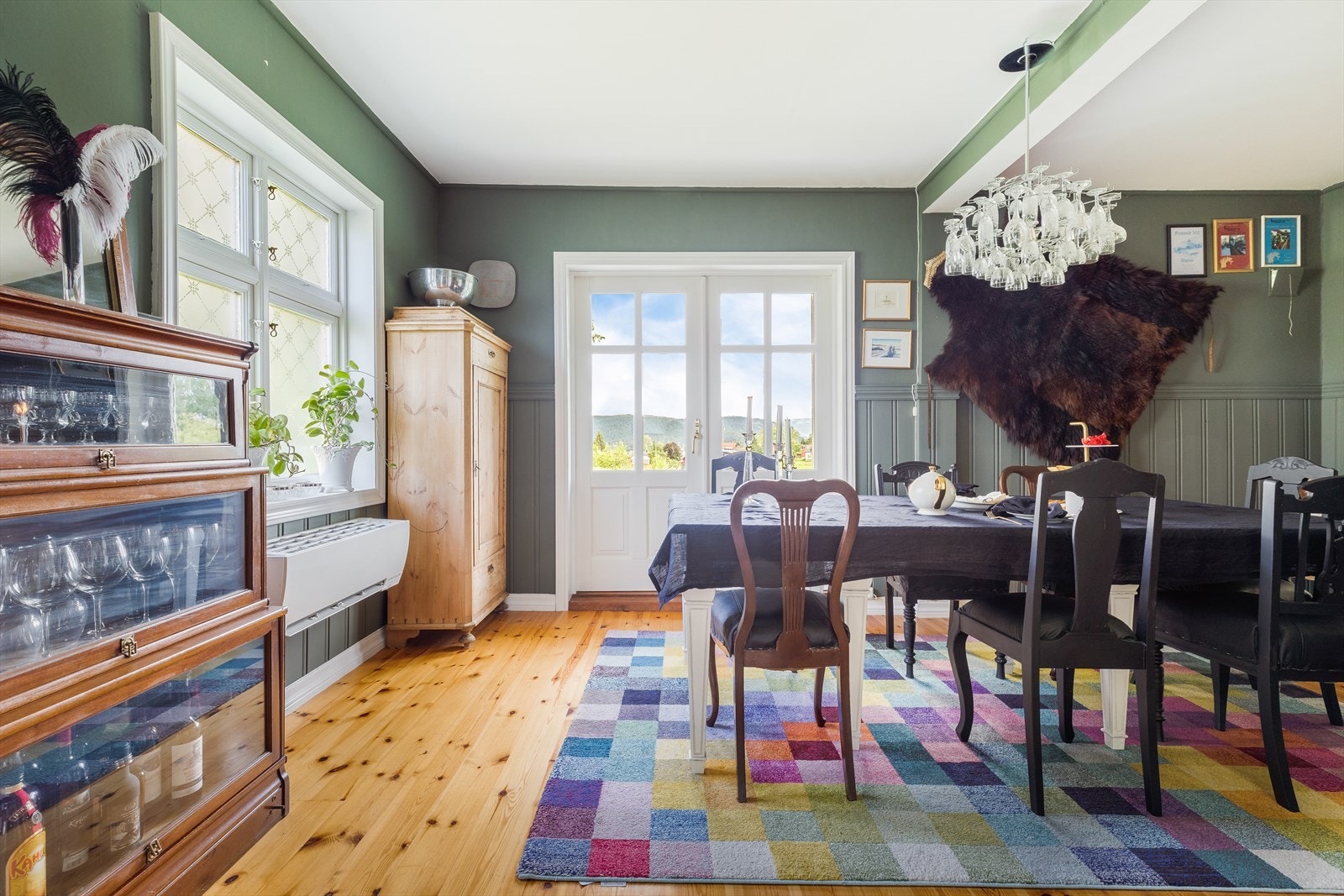 Utgang via flotte franske verandadører til veranda Galleribilde
