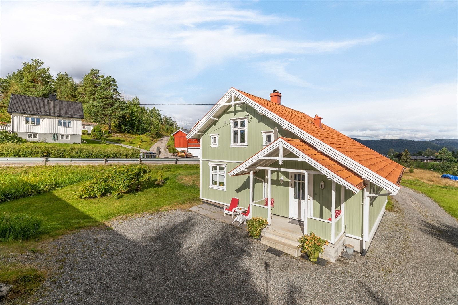 Boligen er godt vedlikeholdt gjennom årene med blant annet ny kledning, vinduer, tak, drenering i 2001, El-anlegg og vvs fra 2019, kjøkken fra 2020, bad fra 2008 og ny vedovn i stue i 2006 Galleribilde