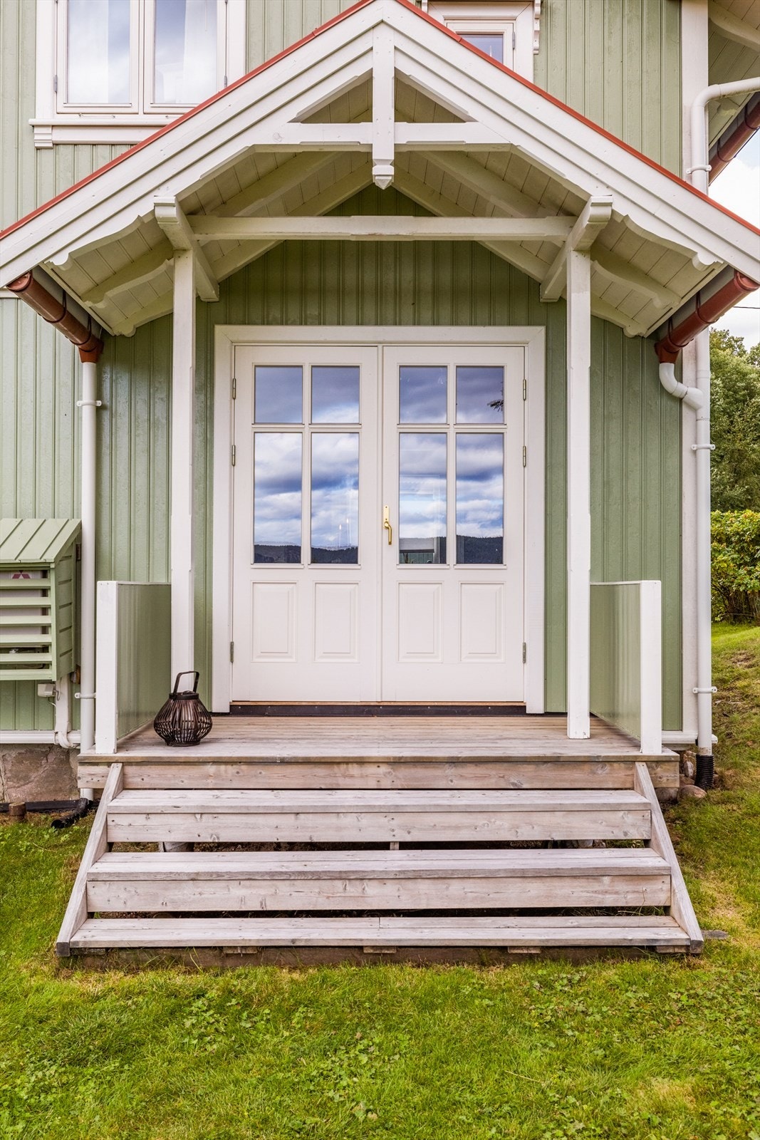 Overbygget veranda med nedgang til hagen Galleribilde