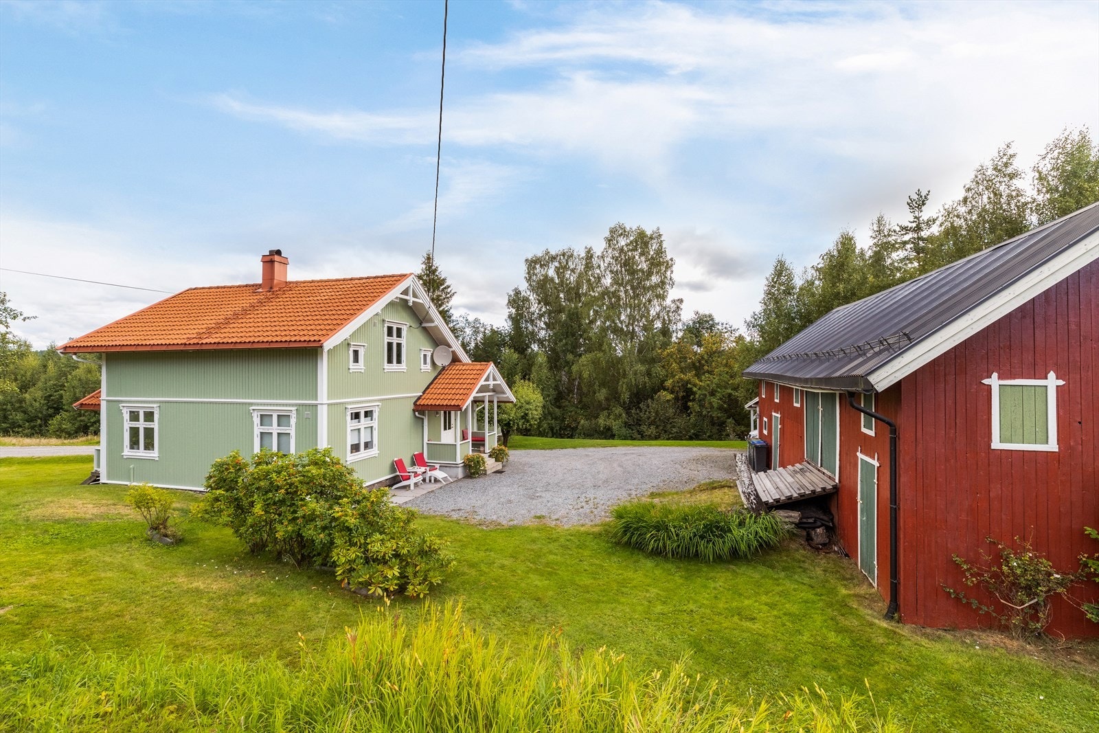 Velholdt og koselig enebolig med låve og stor tomt beliggende i rolige omgivelser. Kort vei til det meste. Ingen boplikt! Galleribilde