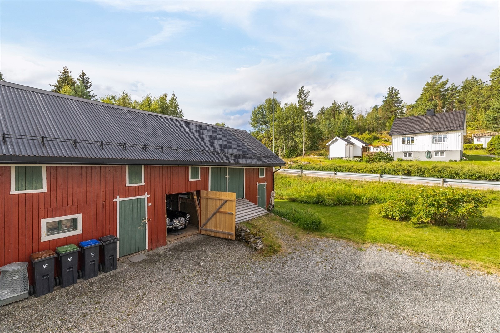 Det medfølger på tomten i tillegg en låve med god plass til oppbevaring Galleribilde