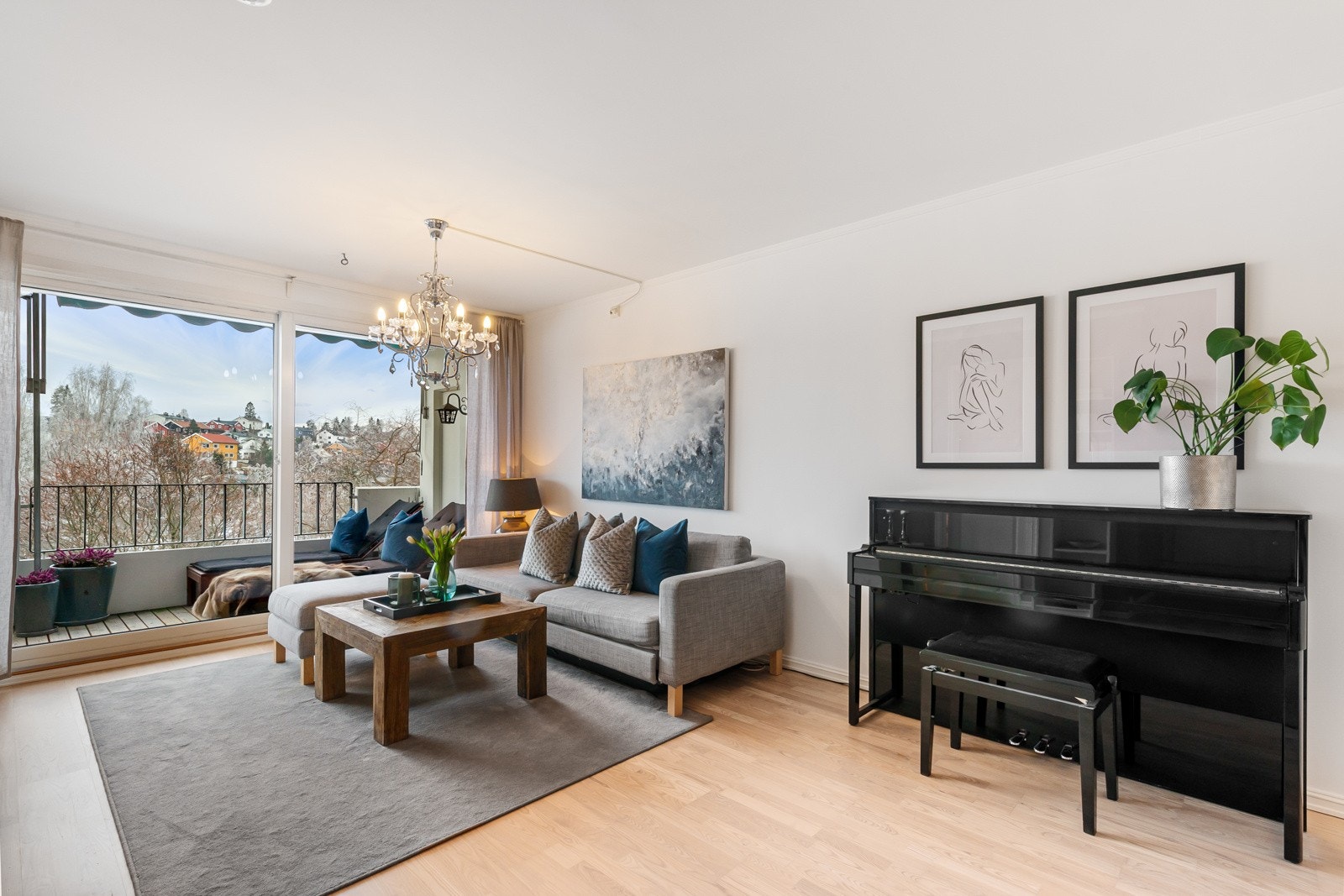 Hele leiligheten ble totalt oppusset i 2011 og er svært godt behandlet etter dette. Galleribilde