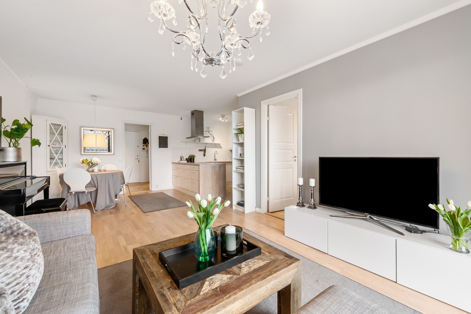 Leilighetens kjøkken ligger dels åpent mot stuen og det er god plass til både sofagruppe og spisestue Galleribilde