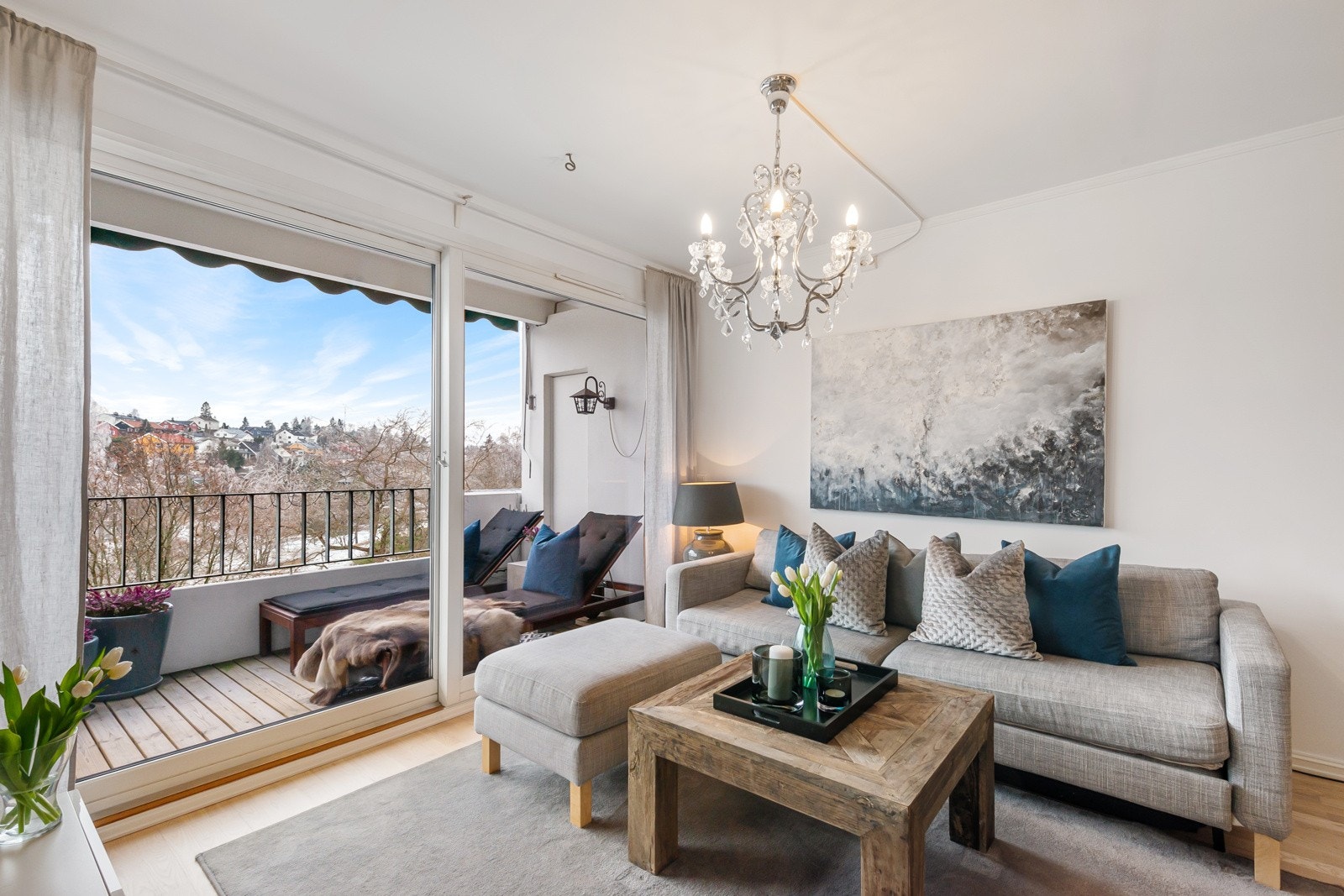 Leiligheten har store vindusflater mot og godt med naturlig lys. Galleribilde