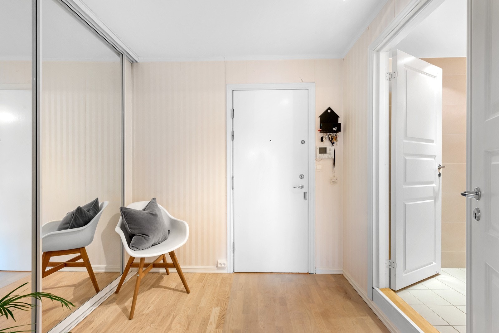 Du har tilsvarende gode garderobeplass på soverommet som denne i gangen. Galleribilde