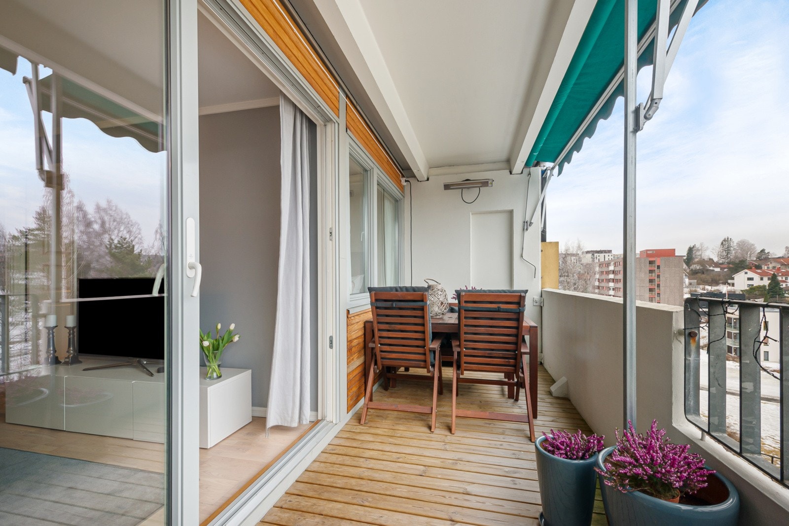 Balkongen har fått nytt dekke de senere årene og den måler totalt ca. 10 kvm. Galleribilde