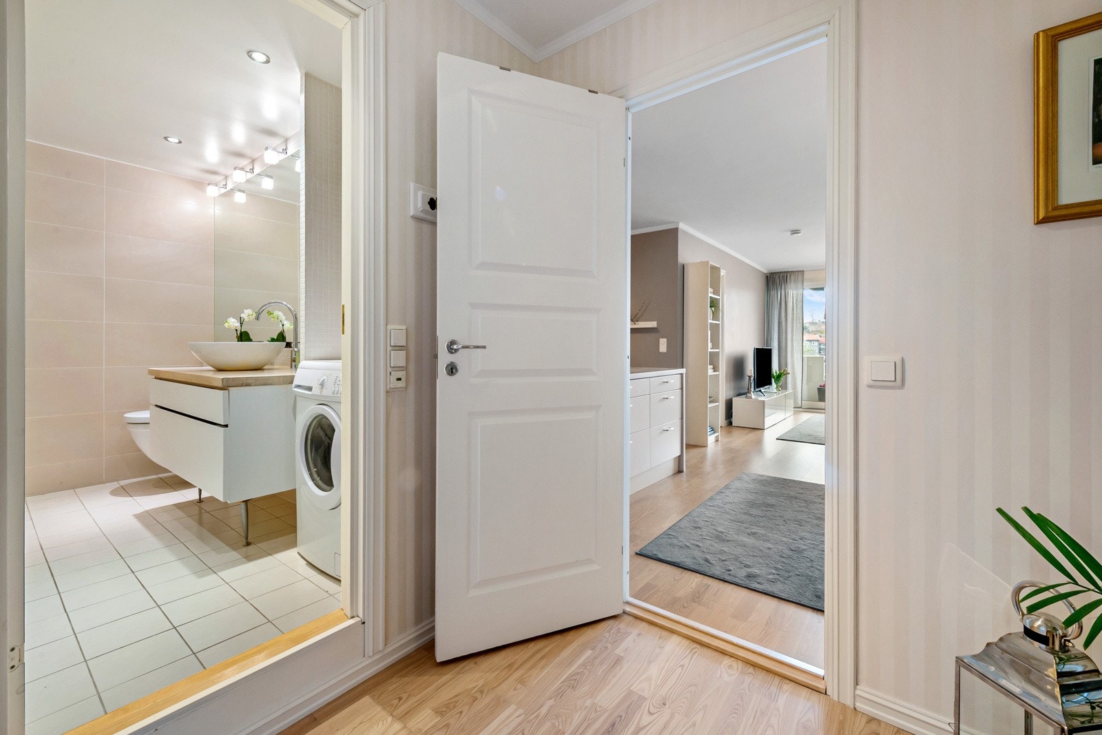 I leilighetens entrè har du inngang til stue og baderom i tillegg til god oppbevaringsplass i en skyvedørsgarderobe. Galleribilde