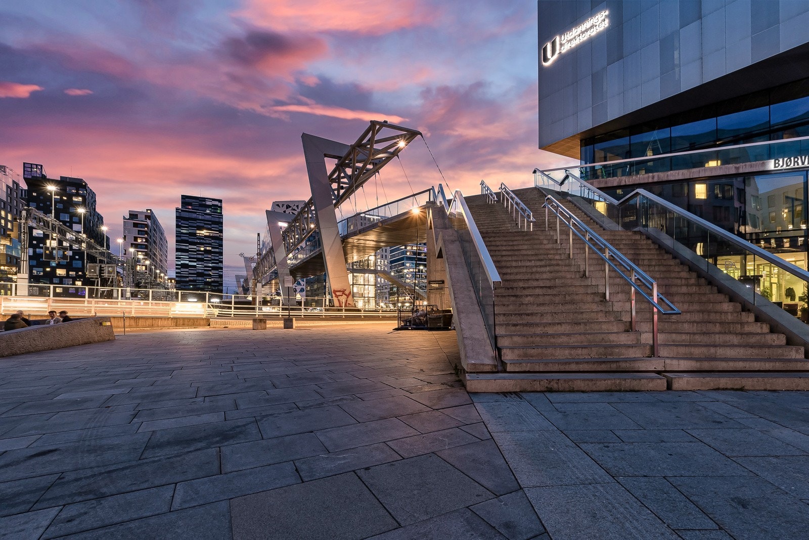 Gangbrua som starter ved foten av Grønland tar deg over til Bjørvika på få minutter. Her finner du bademuligheter i Oslobukta og Operastranda. Galleribilde